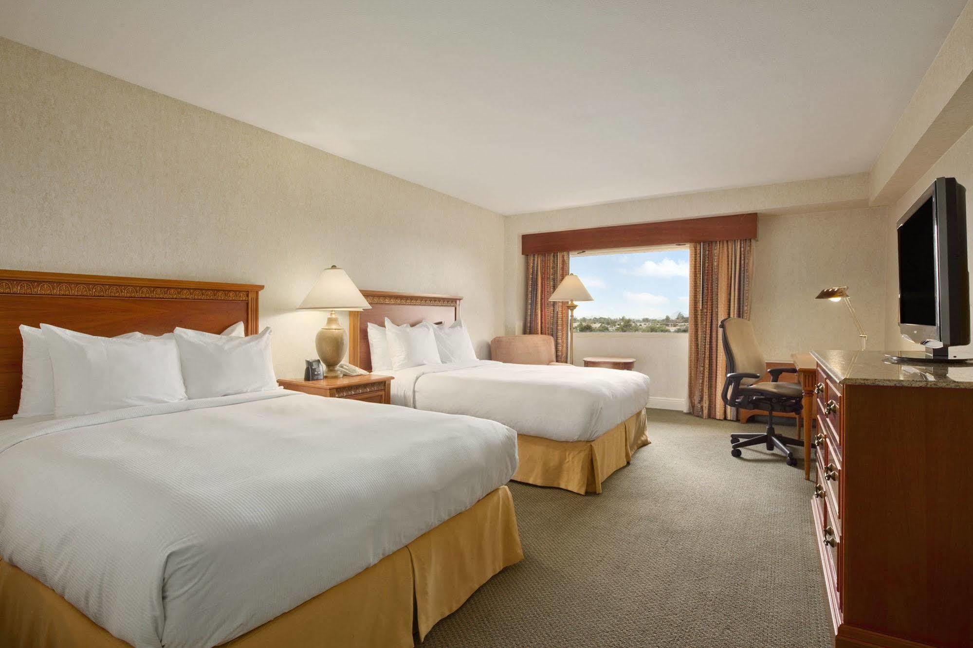 Hilton East 3*